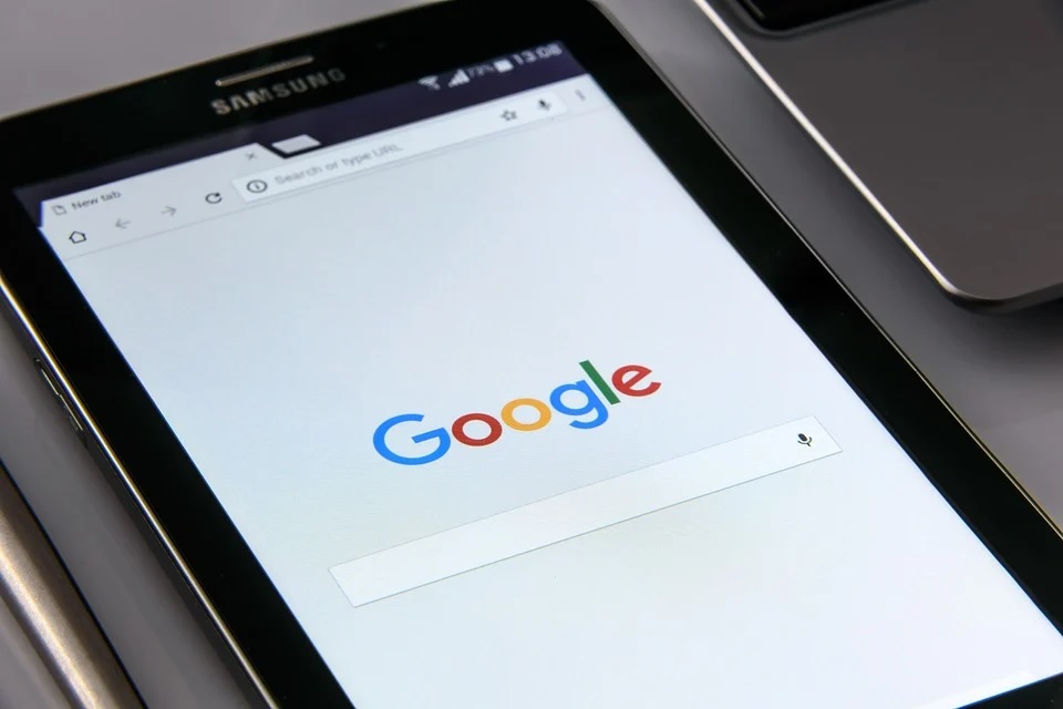 Google’s search engine page displayed on a Samsung smartphone.
